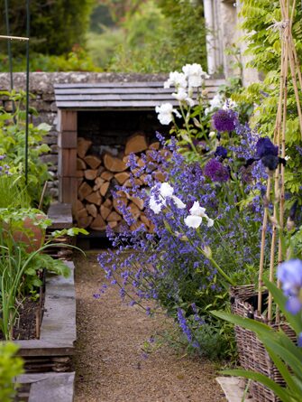 Cottage garden in the Cotswolds, photograph 5 of 10