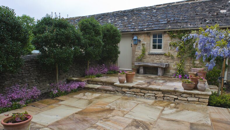 Cottage garden in the Cotswolds, photograph 7 of 10