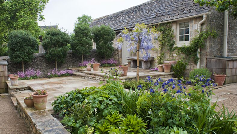 Cottage garden in the Cotswolds, photograph 8 of 10