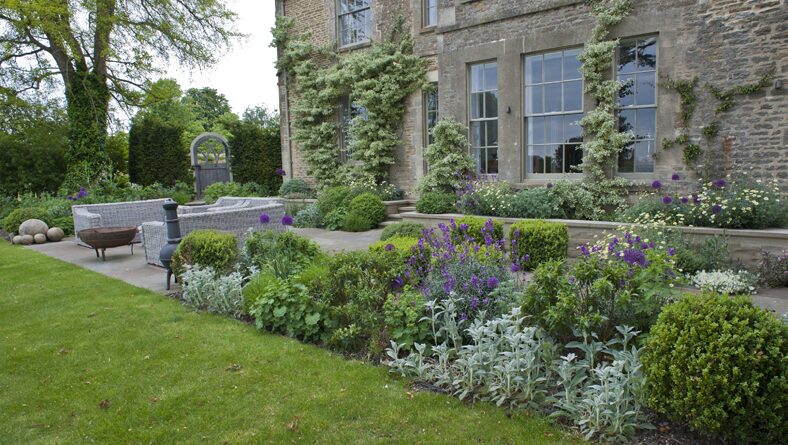 Garden near the Thames, photograph 3 of 12