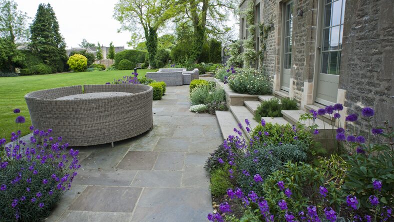 Garden near the Thames, photograph 4 of 12